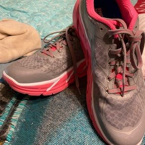 Women's Hoka one shoes, worn once and in excellent condition!